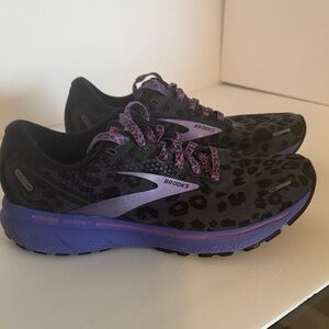 Brooks Women's Black and Purple Sneakers
